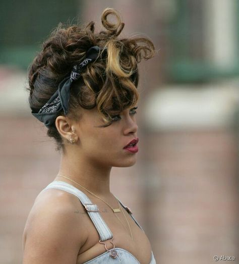 Rihanna Bandana, Bandana Hairstyles Updo, Bandana Hairstyles Black, Bandana Hairstyles Curly Hair, Bandana Hairstyles Curly, Hairstyles Street Style, Nyc Hairstyles, Hairstyles Short Curly Hair, Bandana Hairstyles Short