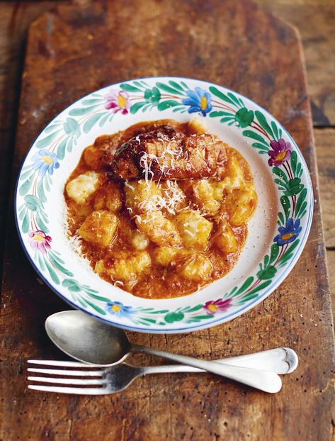 Jamie Oliver's Potato Gnocchi - The Happy Foodie Jamie Oliver Potatoes, Gnocchi Recipes Easy, Gnocchi Recipes Homemade, Homemade Gnocchi, Potato Gnocchi, Jamie Oliver Recipes, Classic Italian Dishes, Gnocchi Recipes, Köstliche Desserts