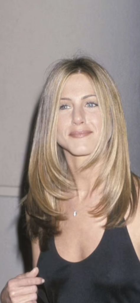 Short Soft Layered Haircuts, Layers Face Framing Medium Hair, Haircut Inspiration Mid Length Layers, Jen Aniston Haircut, Jennifer Aniston Face Shape, Celebrity Layered Hairstyles, Jenn Aniston Hair, Layered Hair Jennifer Aniston, Jennifer Aniston Hair Short Layers