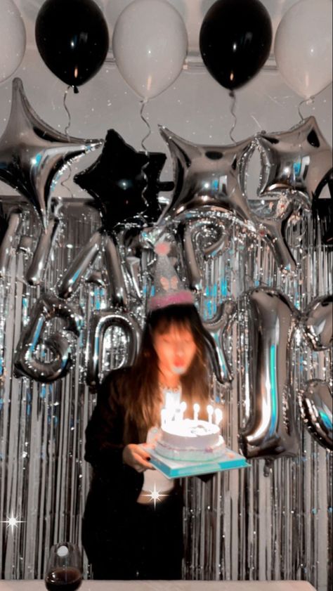 Black And Silver Balloon Backdrop, Anti Birthday Party, Black Birthday Party Aesthetic Decor, Chrome Birthday Party, Black Theme Bday Party, Tinsel Backdrop With Balloons, Silver Birthday Aesthetic, Black Themed Birthday Party Decorations, House Of Balloons Birthday Party