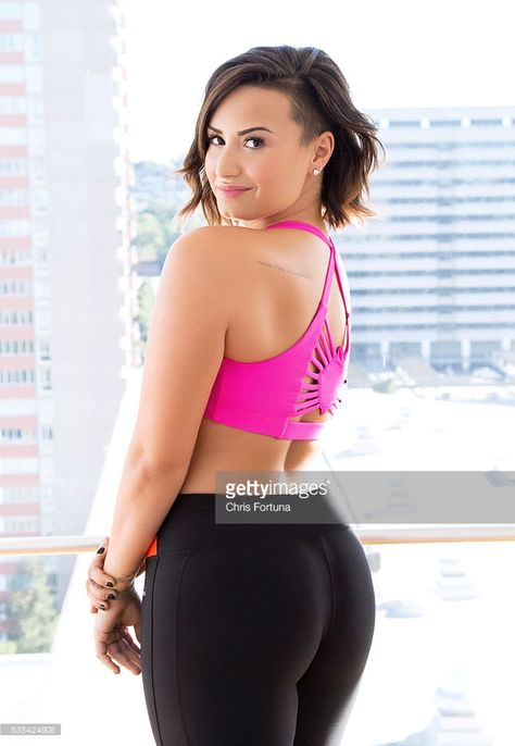 Demi Lovato Body, Demi Lovato Style, Demi Lovato, Celebrities Female, Black Leggings, A Woman, Tights, Make Up, Crop Top