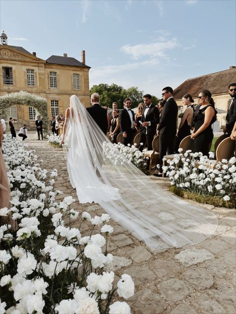 Intimate Wedding France, Hannah And Dylan Wedding, Clean Girl Wedding Aesthetic, French Wedding Photography, Regal Wedding Aesthetic, French Wedding Inspiration, European Wedding Inspiration, French Vogue Wedding, French Chateau Wedding Aesthetic