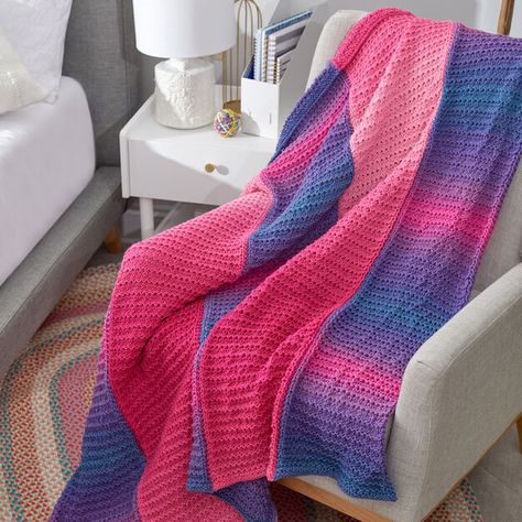 Crochet Blanket Colors, Beginner Knit, Tl Yarn Crafts, Red Heart Super Saver Yarn, Knitting Blanket, Afghans Crochet, Knitting Patterns Free Beginner, Ombre Yarn, Beginner Knitting Patterns