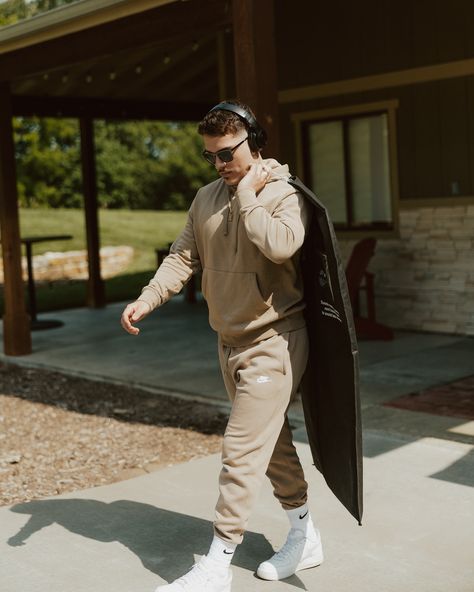 This is your sign to do a game day walk in with your boys on your wedding day😎 The results you’ve all been waiting for😤 Check my profile for BTS of this fun morning! #nfl #gameday #gamedaywalkin #walkin #weddingwalkin #groomsmen #weddingphotography Wedding Game Day Photos Groomsmen, Groomsmen Game Day Entrance, Wedding Game Day Photos, Game Day Photos Groomsmen, Groom Game Day Pictures, Grooms Pictures Groomsmen Photo Ideas, Game Day Photos Wedding, Game Day Wedding Photos, Wedding Game Day Pictures