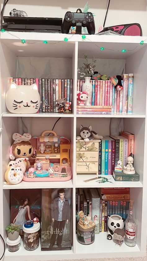 Cubby Aesthetic, Kawaii Cube Shelf, Cube Shelf Ideas Bedroom, Plushie Display Shelves, Dorm Bookshelf, Cube Shelf Decor Bedroom Aesthetic, Y2k Bookshelf, Kawaii Bookshelf, Display Plushies