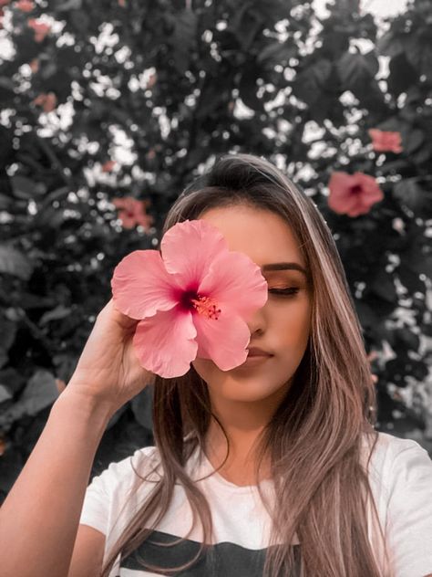 Beach Photography Poses Women, Face Hide Poses, Girls Dpz Stylish, Self Photography, Stylish Aesthetic, Selfie Photography, Self Portrait Photography, Self Portrait Poses, Creative Portrait Photography