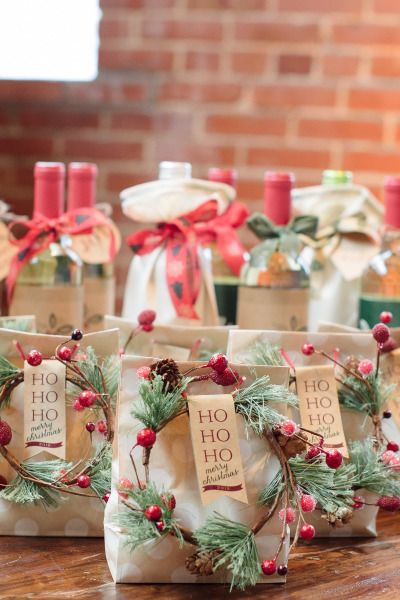 Xmas Hampers, Dinner Party Gifts, Gold Photography, Christmas Gift Hampers, Christmas Gift Packaging, Christmas Dinner Party, Christmas Tablescape, Christmas Hamper, Christmas Favors