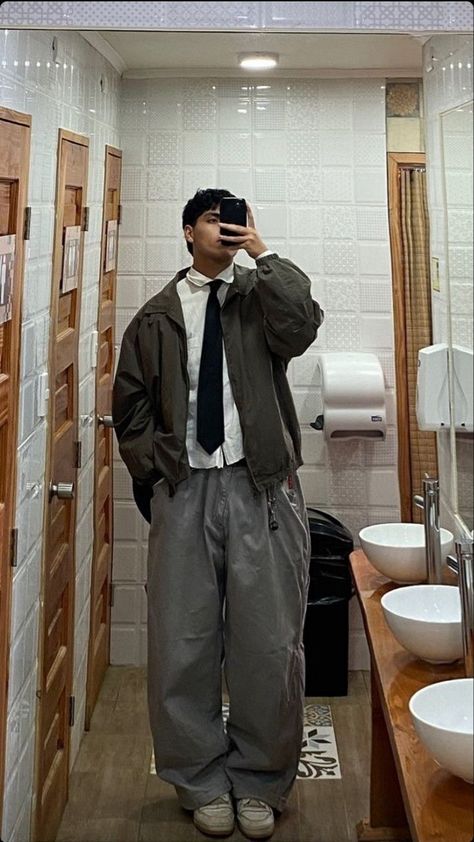 Brown Parachute Pants Outfit Men, Outfit Inspo Fall Men, Men’s Fashion Streetwear, Business Core Fashion, Fashion Inspo Outfits Men, Business Core Outfits Men, Buisnesscore Outfit, Fashion Inspo Men, Vintage Men Outfit