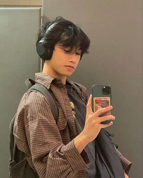 Guy With Headphones Aesthetic, Headphones Pose Reference, Selfie Men Ideas, Looking At Phone Reference, Tattoo Fly, Taking A Selfie, 사진 촬영 포즈, Mens Casual Dress Outfits, Men Stylish Dress