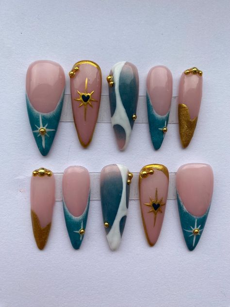 Blue Gold Nail Art, New Year Nails 2024, Holiday Nails Inspiration, Gold And Blue Nails, Late Fall Nails, Cruise Nail Ideas, Pisces Nails Designs, Blue And Gold Nails, Blue Gold Nails