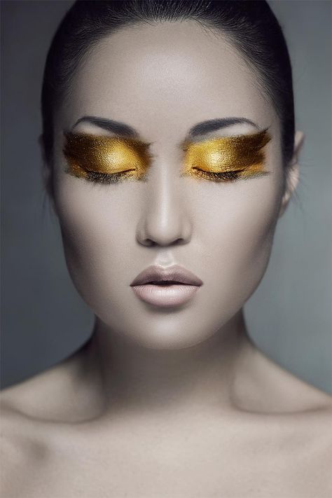 Photographic Makeup, Gold Goth, Smudged Makeup, Pale White Skin, Foil Eyeshadow, Makeup Gold, Flower Face, Metallic Christmas, Avant Garde Makeup