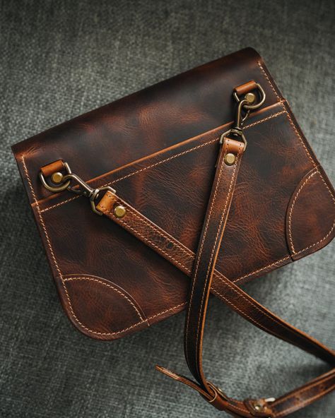 Handmade Leather Bag Pattern, Leather Front Pocket Wallet, Everyday Carry Bag, Adjustable Strap Bag, Leather Bag Design, Leather Bag Pattern, Leather Diy Crafts, Rug Bag, Bag Stand