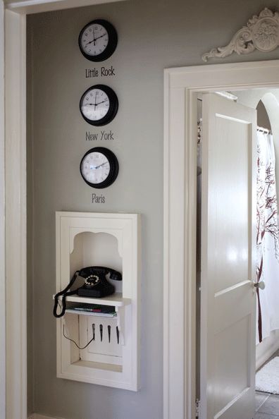 How to decorate a hallway niche - several interior design ideas for using a niche or telephone space often found in an old house. Spice up a wall niche! Telephone Nook, How To Decorate A Hallway, Nook Design, Antique Phone, Wall Niche, Craftsman Bungalows, Book Shelves, Space Decor, Vintage Desk