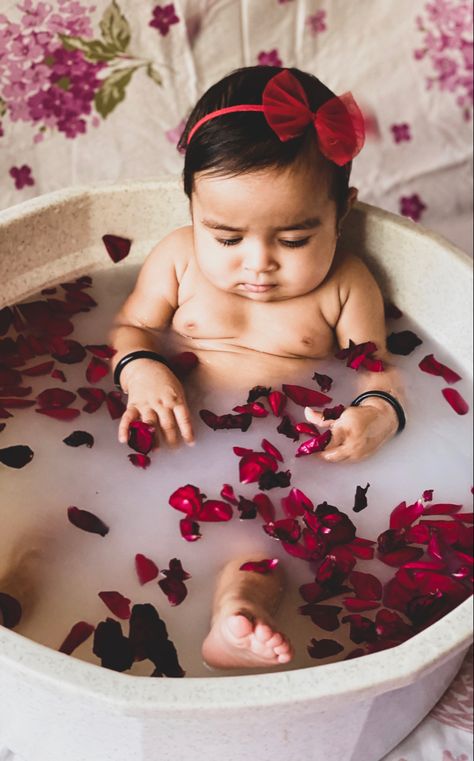 Capturing the moments but creating a home made instant idea. Baby Shoot Ideas At Home, Infant Photo Ideas, Home Baby Photoshoot Ideas, Baby Photoshoot Ideas At Home, Photoshoot Ideas At Home, 7 Month Baby, Baby Photoshoot Ideas, 2 Month Old Baby, Baby Photography Poses