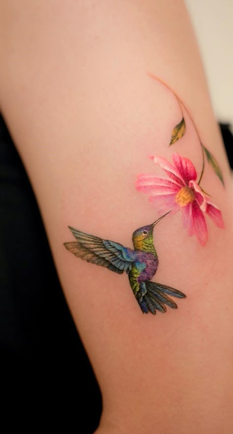 Hummingbird Flower Tattoos, Hummingbird Tattoo Ideas, Lotusblume Tattoo, Small Hummingbird Tattoo, Hummingbird Tattoos, Hummingbird And Flower, Bird Tattoos For Women, Beautiful Tattoos For Women, Tattoos For Women Flowers