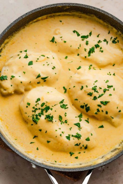 Creamy Chicken Cheddar Cheese Sauce - Chicken smothered in a rich and creamy cheddar sauce with parsley is a truly heartwarming, so cozy, and one perfect dinner meal. Very quick and easy dinner recipe idea to make from scratch which only takes you 30 minutes to make. White Wine Chicken Pasta, Creamy White Wine Chicken, Cheese Sauce For Chicken, Best Cheese Sauce, Sauce Cheddar, Cheddar Sauce, Cheese Sauce For Broccoli, Chicken Cheddar, White Wine Chicken