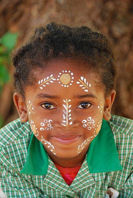 Madagascar Culture, Interesting Portraits, World Thinking Day, Amazing Race, Dream Girl, People Of The World, African Beauty, Travel Agency, Girl Scouts