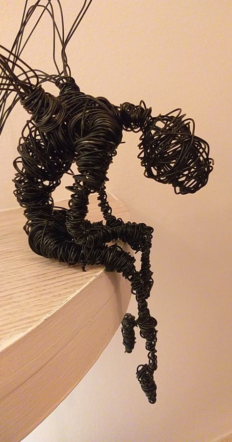 Black wire sculpture Sad Angel 2022 by : jeer khaznadar Surrealism Sculpture, Metal Sculpture Artists, 30 Day Drawing Challenge, Human Sculpture, Angel Aesthetic, Body Figure, Dark Art Drawings, Nature Art Painting, A Level Art