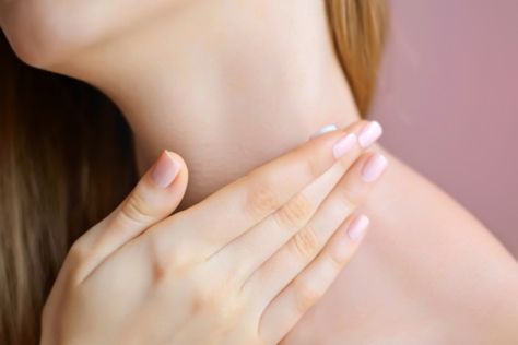 The skin on the neck is said to be much more sensitive than face skin and ageing occurs faster in the neck.Here are Best Homemade Neck Tightening Mask Dark Neck, Remove Skin Tags Naturally, Neck Tightening, Mask Recipes, Home Remedies For Skin, Skin Care Routine For 20s, Natural Acne Remedies, Ole Henriksen, Neck Cream