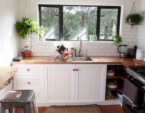 Tiny House Living In NZ on Instagram: “Tiny House Kitchen inspo. NZ Beech timber benchtop, #handmade wooden handles, and painted solid timber doors.  #tinyhouseliving…” Wooden Benchtop Kitchen, Wooden Benchtop, Timber Benchtop, Painting Kitchen Cabinets White, French Rustic, Oak Kitchen Cabinets, L Shaped Kitchen, Tiny House Kitchen, Timber Door