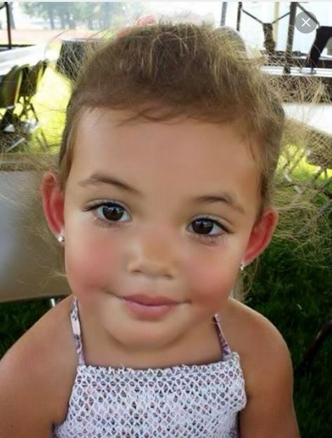 Those eyes Hairstyles Hispanic, Half Asian Babies, Hispanic Babies, Camera Ideas, Half Filipino, Kids Goals, Irish Baby, Cute Babies Photography, Toddler Hairstyles Girl