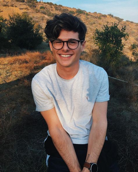 Cute nerd in glasses Mikey Murphy, Blake Steven, Oc Moodboard, Nerd Aesthetic, Nerdy Guys, Cute Nerd, Michael Murphy, Blonde Boys, Tumblr Boys