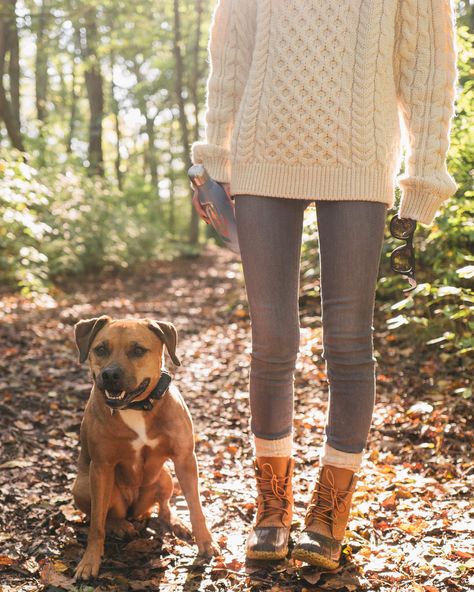 Outfits With Leg Warmers, Duck Boots Outfit, Dog Walking Outfit, Mode Country, Statement Socks, Best Winter Boots, Walking Outfits, Hiking Outfit Winter, Hiking Fashion