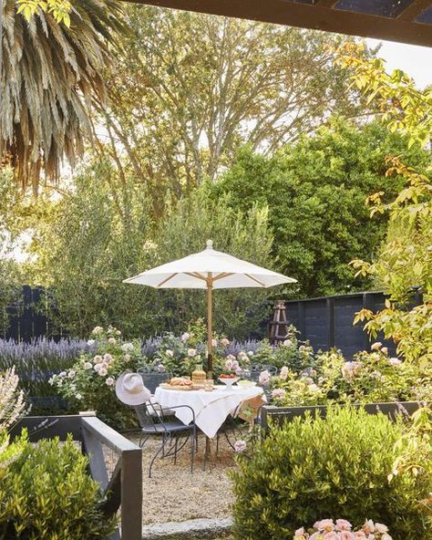 Backyard Inspo, Outdoor Dining Area, Flowers Wallpaper, Pergola Shade, Decoration Inspiration, Terrace Garden, English Garden, Backyard Design, Dream Garden