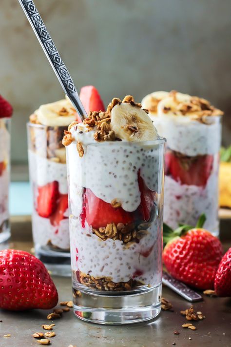 Strawberry Banana Chia Seed Pudding Parfaits made with greek yogurt for a healthier dessert or sweet breakfast! Chia Seed Pudding Parfait, Strawberry Chia Seed Pudding, Banana Chia Seed Pudding, Pudding Parfait Recipes, Snacks Diy, Pudding Parfait, Parfait Recipes, Chia Seed Pudding, Diet Vegetarian