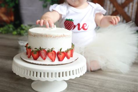 StrawberrieRose - Etsy Sweet One Strawberry Birthday Theme, Berry First Cake Smash, Smash Cake Strawberry First Birthdays, Strawberry Shortcake First Birthday Party, Strawberry First Birthday Party, Strawberry 1st Birthday Photoshoot, Strawberry Shortcake Smash Cake, Strawberry Smash Cake First Birthdays, Berry First Birthday Smash Cake