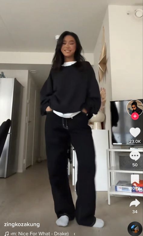 Wife Leg Sweatpants Outfit, Black Straight Sweatpants Outfit, Black Wide Leg Sweats Outfit, Baggy Black Trousers Outfit, Black Baggy Trousers Outfit, Utility Trousers Outfit, Black Baggy Sweatpants Outfit, Wide Leg Black Pants Outfit Winter, Baggy Pants Outfit Winter