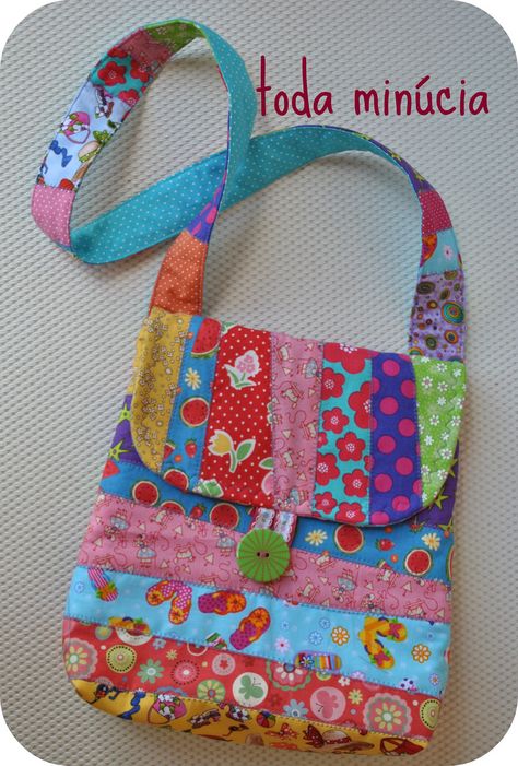 ♣ bolsa infantil ♠ | por toda minúcia Diy Purse For Toddler, Recycled Denim Bags, Duffle Bag Patterns, Sewing Barbie Clothes, Diy Bag Designs, Diy Bags Purses, Tote Bags Sewing, Hippie Bags, Diy Handbag