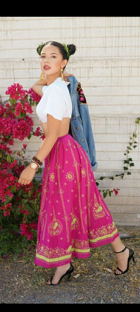 Mexican Office Outfit, Mariachi Inspired Outfit, Mexican Cottagecore Outfits, Mexican Photoshoot Ideas, Hispanic Heritage Outfit Ideas, Latin American Fashion, Mexican Women Fashion, Mexican Aesthetic Outfits, Mexican Makeup Look Traditional