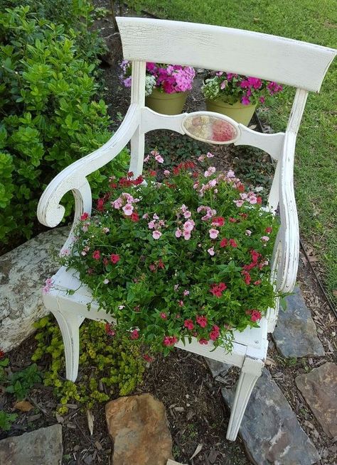 I can buy these old chairs for very little. The easiest thing I know to re-purpose them is to make them into planters. Here's a few examples: I tried different options for making these chairs into planters. This one I stapled screen and old burlap to form a pot in the chair seat before adding flowers. The easiest way to make a holder for the planter was to cut a piece of plywood the dimensions of the chair seat, then cut out a circle to drop in a flower pot like done in this chai… Wooden Garden Decor, Old Rocking Chairs, Chair Planter, Planter Project, Decorated Flower Pots, Old Chairs, Painted Chairs, Art Chair, Diy Chair