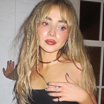 Sabrina Carpenter Wavy Hair, Sabrina Carpenter 2024, Sabrina Carpenter Hairstyles, Sabrina Carpenter Selfie, Selena Gomez Aesthetic Lyrics, Selena Gomez Aesthetic, Music Aesthetics, Tv Wall Decor Ideas, Selena Gomez Music