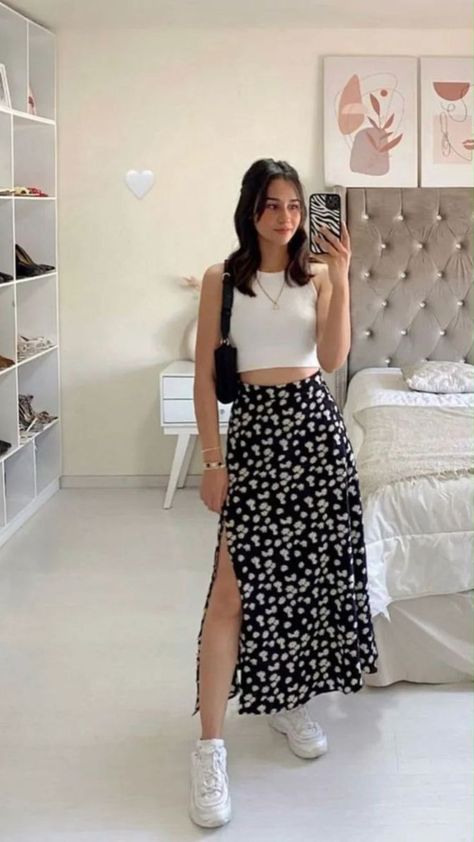 Cool And Comfortable Outfits, Summer Fashion Essentials, Minimalist Style Women Outfits, Casual And Elegant Outfits, Office Summer Outfits Women, Floral Skirt Outfit Ideas, Simple Date Outfits, Winter Midi Skirt, Vintage Style Office