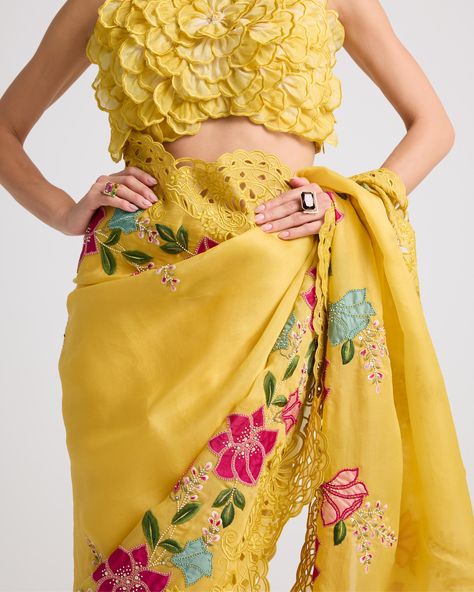 Organza Sari, Indian Dress Up, Buy Designer Sarees Online, Indian Kurti Designs, Indian Wedding Outfit, Traditional Blouse Designs, Fancy Sarees Party Wear, Designer Sarees Online, Pakistani Bridal Dresses