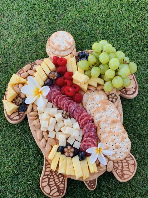 Hawaiian Birthday Gift Ideas, Hawaiian Cheese Board, Hawaiian Birthday Party Aesthetic, Bora Bora Themed Party, Beach Birthday Party Snacks, Beachy Bday Party, Hawaiian Party Snacks, Luau Charcuterie Board Ideas, Hawaiian Party Aesthetic