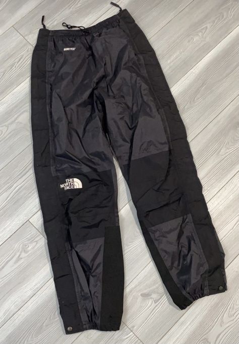 Windbreaker Pants Outfit, Gorpcore Pants, Windbreaker Pants, Street Style Outfits Men, Wardrobe Tips, Outfits Chic, Baymax, Nice Style, Streetwear Men Outfits