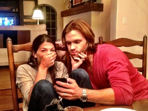 I love pictures where you can see Jared's wedding ring :) Jared And Genevieve, Sammy Supernatural, Sam E Dean Winchester, Gen Padalecki, Genevieve Padalecki, Jensen And Misha, Jared Jensen, Jensen Ackles Jared Padalecki, Supernatural Jensen