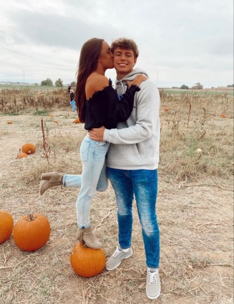 Fall Pictures With Boyfriend Outfits, Poses With Pumpkins, Pumpkin Patch Fits Couple, Fall Couples Photoshoot Pumpkin, Pumpkin Farm Couple Pictures, Couple Fall Pumpkin Patch Pictures, Couple At Pumpkin Patch, Fall Poses With Boyfriend, Pumpkin Patch Photo Shoot Couples