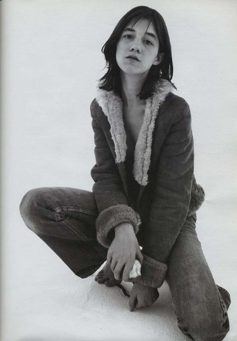 Charlotte Gainsbourg by Jean-Baptiste Mondino (1994) Posture Fix, Cool Attitude, Daisy Lowe, Parisian Look, French New Wave, Serge Gainsbourg, Charlotte Gainsbourg, French Cinema, Bad Posture