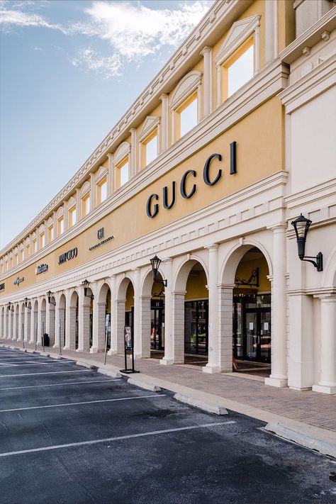 Outside view of a few of the stores at the San Marcos Outlets Tanger Outlets, Premium Outlets, San Marco, Luxury Store, Shopping Center, Austin, Outlet, House Styles, Square