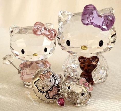 Swarovski Hello Kitty, Swarovski Crystal Figurines, Hello Kitty Themes, Disney Phone Wallpaper, Sanrio Wallpaper, Crystal Figurines, Hello Kitty Items, Birthday List, Crystal Art