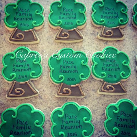 Custom family tree cookies for a family reunion. Decorated with royal icing. Family Reunion Cookie Ideas, Family Cookies Decorated, Family Reunion Cookies Decorated, Family Reunion Cake Ideas, Family Reunion Cookies, Tree Cake Ideas, Family Reunion Bags, Family Reunion Desserts, Family Reunion Cakes