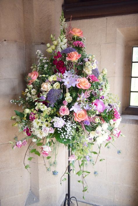 English Country Wedding Flowers, English Countryside Wedding, English Country Wedding, Country Wedding Flowers, English Country Weddings, Church Wedding Flowers, Bright Wedding Flowers, Pastel Wedding Flowers, Simple Wedding Flowers