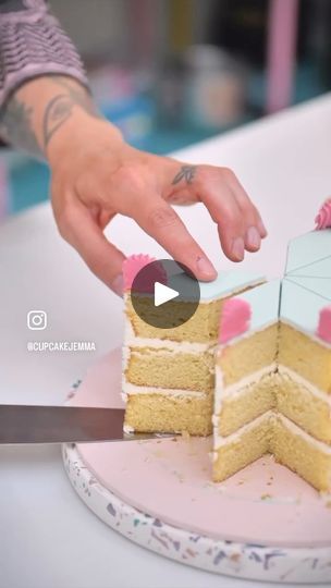 1.2K views · 25K reactions | Who is that client that would cut their cake like this biko… I can’t wait to try it @cupcakejemma   #cakeslices #cake #vanilla #buttercream #cupcakejemma  #igoliesdelight | Igolie’s delight Cakes 22 Birthday, Cupcake Jemma, Strawberry Pudding, Icing Ideas, Teen Cakes, Pokemon Sketch, Cake Vanilla, Adult Birthday Cakes, Cake Packaging