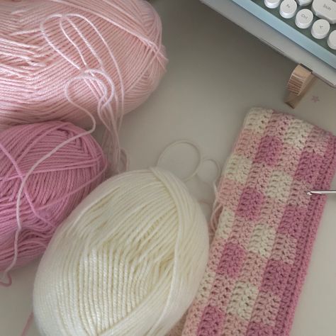 Crochet Pink Aesthetic, Pink Yarn Aesthetic, Pink Crotchet Ideas, Pink Crochet Aesthetic, Crochet Blanket Pink, Yarn Aesthetic, Coquette Crochet, Crochet Coquette, Making Decorations