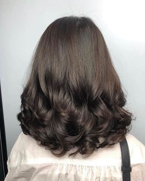 the digital perm is trending Butterfly Layers Hair Medium Wavy, Digital Perm Medium Hair Shoulder Length, Short Wavy Perm, Haircut For Medium Length Hair Wavy, Medium Wavy Hair Styles, Perm For Short Hair, Wavy Perm Short Hair, Haircuts For Wavy Hair Medium, Digital Perm Short Hair