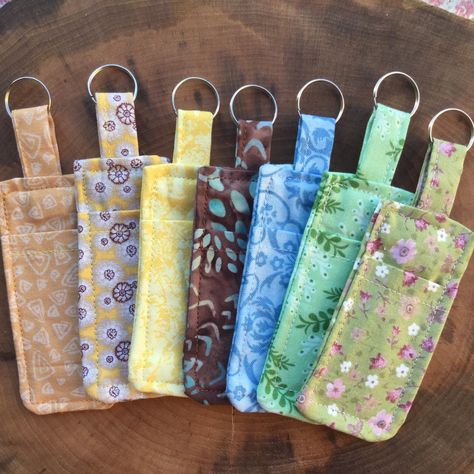 Sewn Chapstick Holder, Easy Sewing Gift Ideas, Things To Make With Fabric, Gifts To Sew For Friends, Chapstick Keychain, Pochette Diy, Fabric Keychain, Gloves Crochet, Keychain Holder